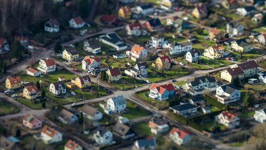 En drönarbild på ett bostadsområde med småhus.